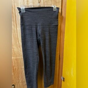 LULULEMON high waist capri leggings size 6 gray tiny pattern good neutral
